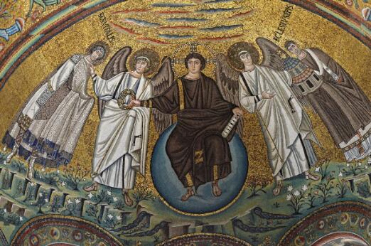 Mosaïque byzantine représentant le Christ en majesté trônant, entouré de deux anges et de deux saints, sur un fond d'or.