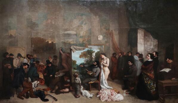 Atelier d’artiste avec peintre, modèle nu et nombreux personnages réunis.