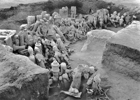 Ensemble de statuettes en terre cuite découvertes dans un sanctuaire archéologique.