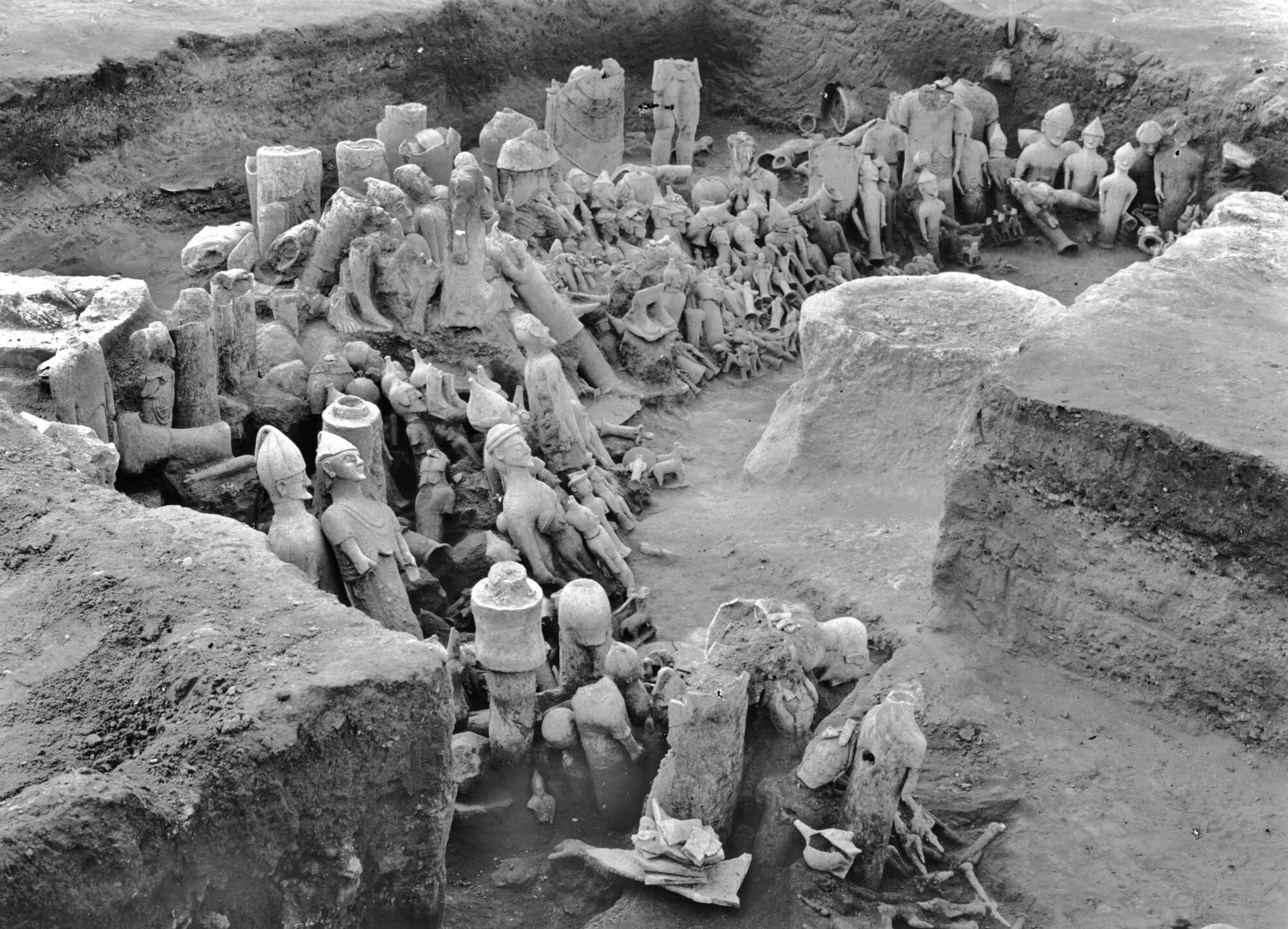 Preview of: Clay statues and figurines from Agia Irini Ensemble de statuettes en terre cuite découvertes dans un sanctuaire archéologique.