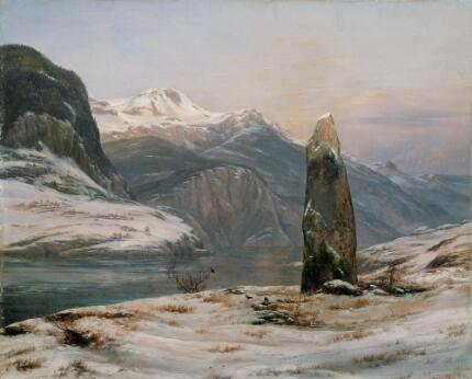 Paysage enneigé avec lac, montagnes et grand monolithe rocheux.