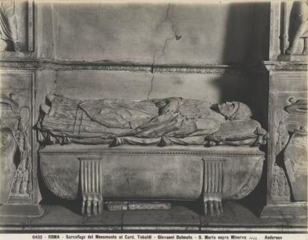 Tombeau sculpté avec gisant d’un prélat allongé sur un sarcophage.