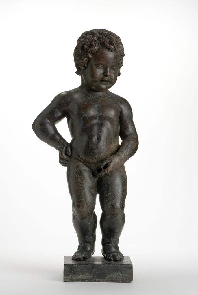 Preview of: Manneken Pis Statue en bronze d'un enfant nu debout sur un socle, sur fond clair.
