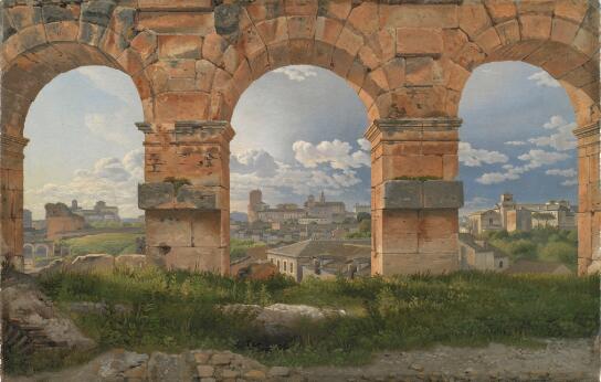 Vue d'une ville à travers trois arches de pierre en ruine.