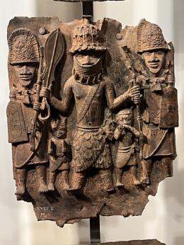 Bas-relief sculpté montrant plusieurs figures armées en relief.