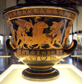 Vase antique décoré d'une scène mythologique à figures rouges.