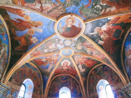 Vue intérieure d'une coupole ornée de fresques byzantines représentant le Christ, la Vierge, les prophètes et les évangélistes.