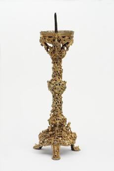 Chandelier en métal doré à fût ajouré, richement orné de figures fantastiques et de motifs végétaux.