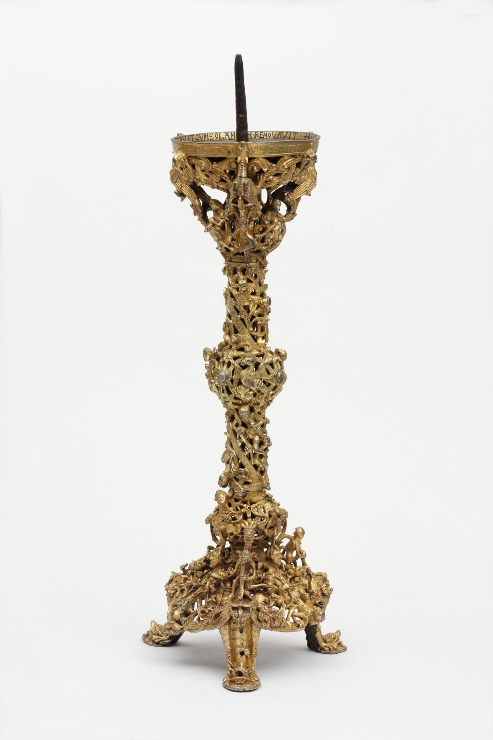 Preview of: Gloucester Candlestick Chandelier en métal doré à fût ajouré, richement orné de figures fantastiques et de motifs végétaux.