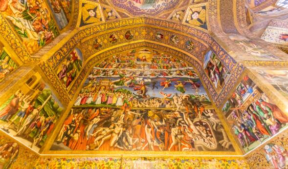 Voûte d'église entièrement couverte de fresques polychromes représentant des scènes religieuses et le Jugement dernier.