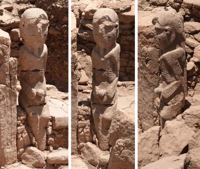 Statue anthropomorphe monolithique en pierre, sculptée en haut-relief avec tête surdimensionnée et bras repliés sur l'abdomen, dressée in situ au sein d'un sanctuaire mégalithique en cours de fouille, présentée sous plusieurs vues.