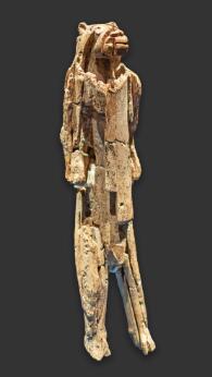 Sculpture préhistorique en ivoire représentant une figure anthropomorphe à tête de lion, connue sous le nom d’Homme-Lion de Hohlenstein-Stadel.