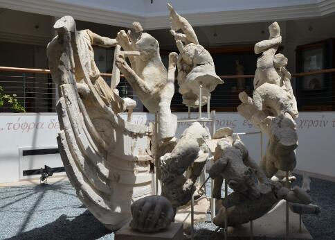 Groupe sculpté en marbre représentant Scylla attaquant le navire d'Ulysse et dévorant ses compagnons.