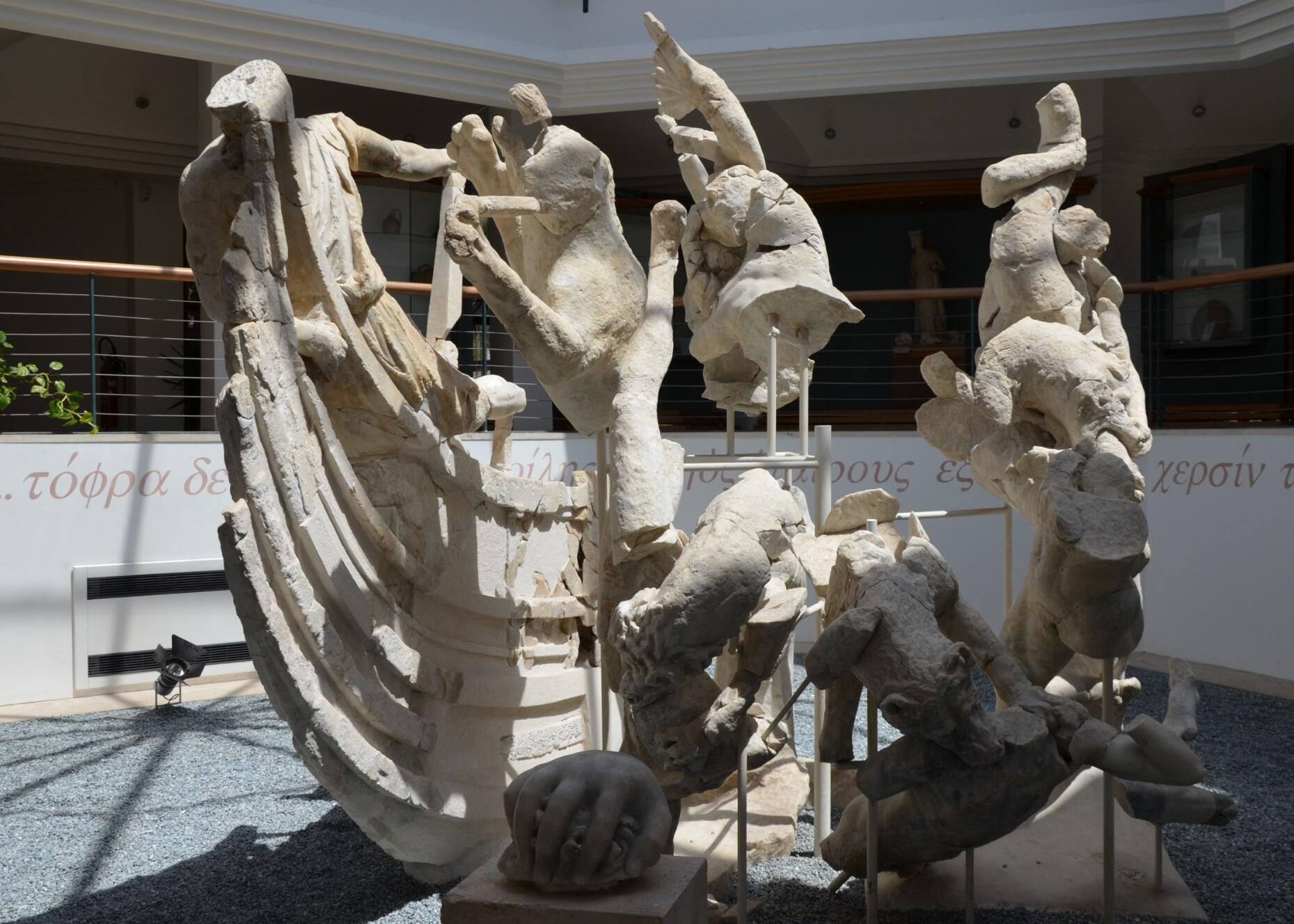 Preview of: Monster Scylla attacking Odysseus’ ship sculptural group Groupe sculpté en marbre représentant Scylla attaquant le navire d'Ulysse et dévorant ses compagnons.