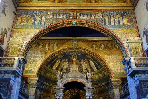 Décor de mosaïques paléochrétiennes ornant les arcs et l'abside d'une basilique, représentant le Christ entouré de saints, d'anges et de processions de martyrs.
