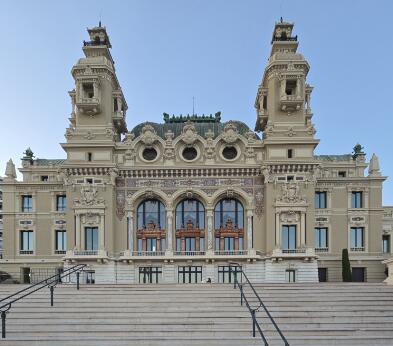 Façade monumentale du Casino de Monte-Carlo de style Beaux-Arts, avec deux tours symétriques.