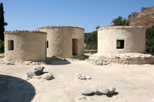 Vestiges d'un village néolithique composé d'habitations circulaires en pierre et terre crue.