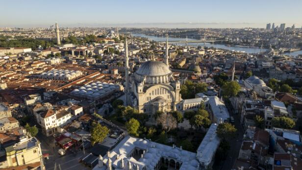 Vue aérienne de la mosquée Nuruosmaniye et de son complexe, au cœur du tissu urbain historique d'Istanbul.