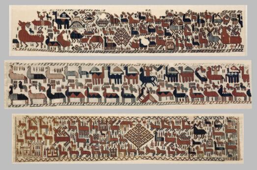 Ensemble de tapisseries médiévales ornées de motifs géométriques, d'animaux stylisés et de scènes symboliques tissées en rouge, bleu et brun.