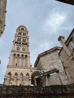Vue en contre-plongée du campanile et des façades monumentales du palais de Dioclétien à Split.