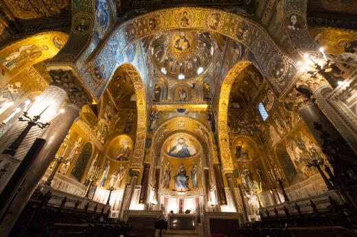 Intérieur de la chapelle palatine de Palerme, entièrement revêtu de mosaïques byzantines dorées représentant le Christ, la Vierge, les saints et des scènes bibliques.