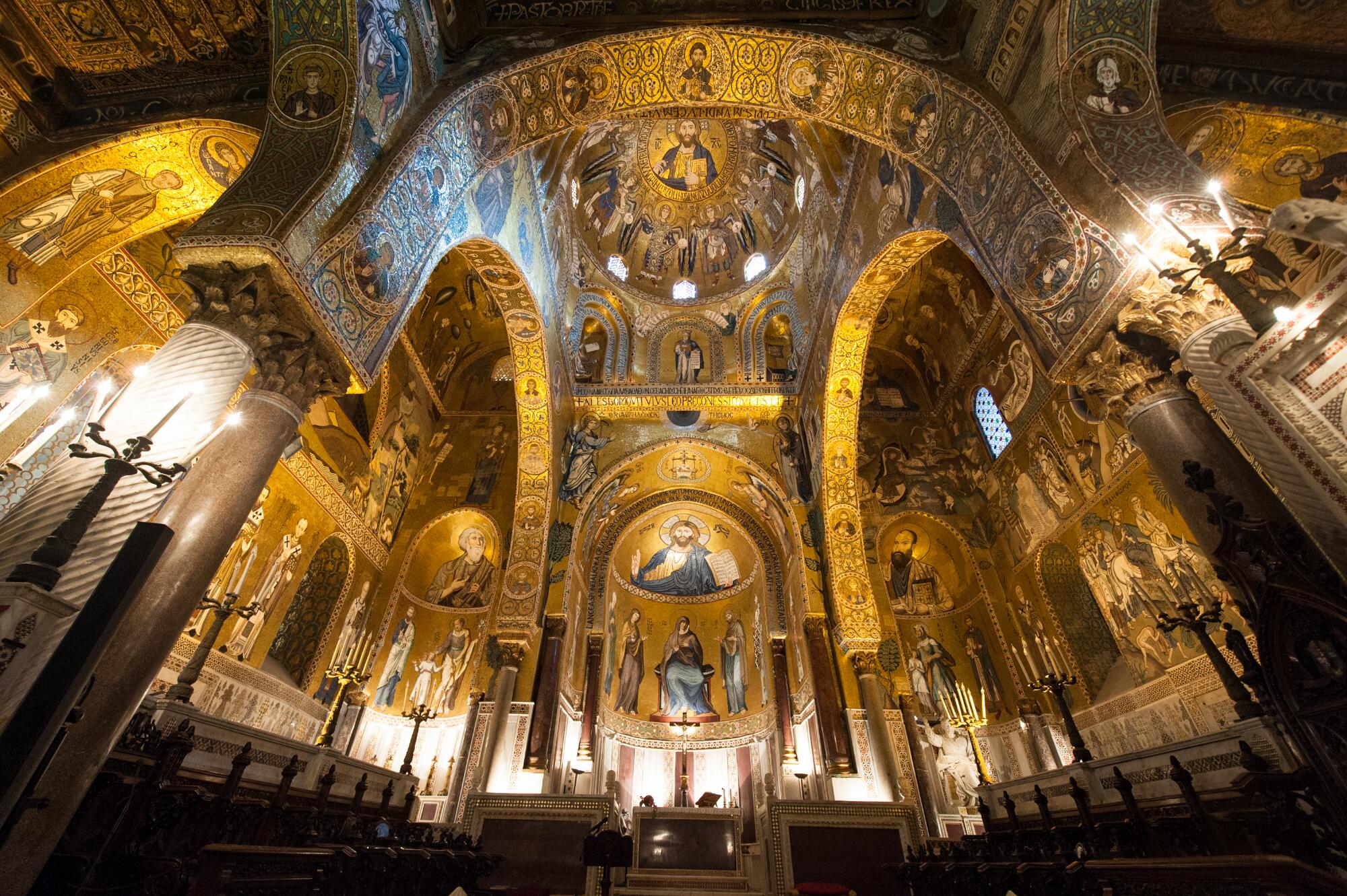 Preview of: The Palatine Chapel of the Norman palace in Palermo Intérieur de la chapelle palatine de Palerme, entièrement revêtu de mosaïques byzantines dorées représentant le Christ, la Vierge, les saints et des scènes bibliques.