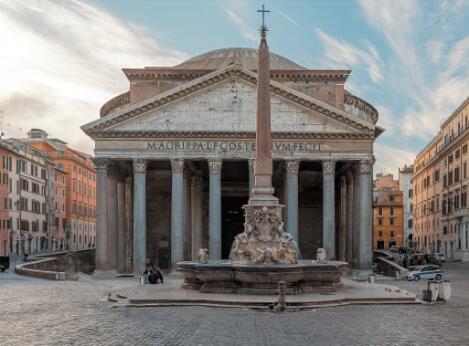 Vue de face du Panthéon de Rome, temple antique à portique corinthien et coupole monumentale, précédé d'un obélisque égyptien surmontant une fontaine au centre de la Piazza della Rotonda.