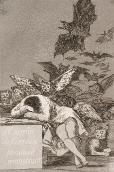 Gravure représentant un homme endormi à sa table assailli par des hiboux, des chauves-souris et un chat, allégorie des cauchemars et des créatures fantastiques.