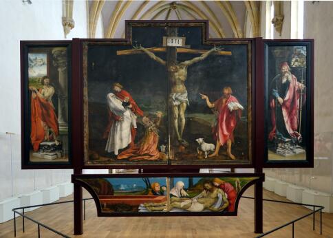 Retable peint représentant la Crucifixion du Christ entourée de saints et de scènes de la Passion.