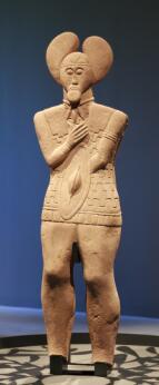 Statue anthropomorphe en grès dite du "Prince de Glauberg", coiffée d'une imposante couronne en forme de feuilles ou de gui, portant un bouclier ovale et un torque, emblématique de l'art celtique de l'âge du Fer.