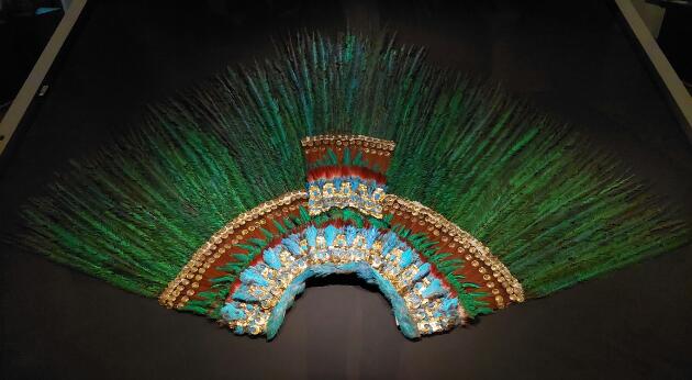 Coiffe cérémonielle en plumes de quetzal vertes ornées de décorations en or et en plumes bleues.