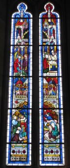 Deux vitraux verticaux colorés représentant plusieurs scènes avec personnages et architectures