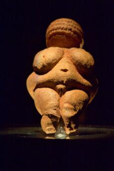 Petite statuette féminine aux formes arrondies