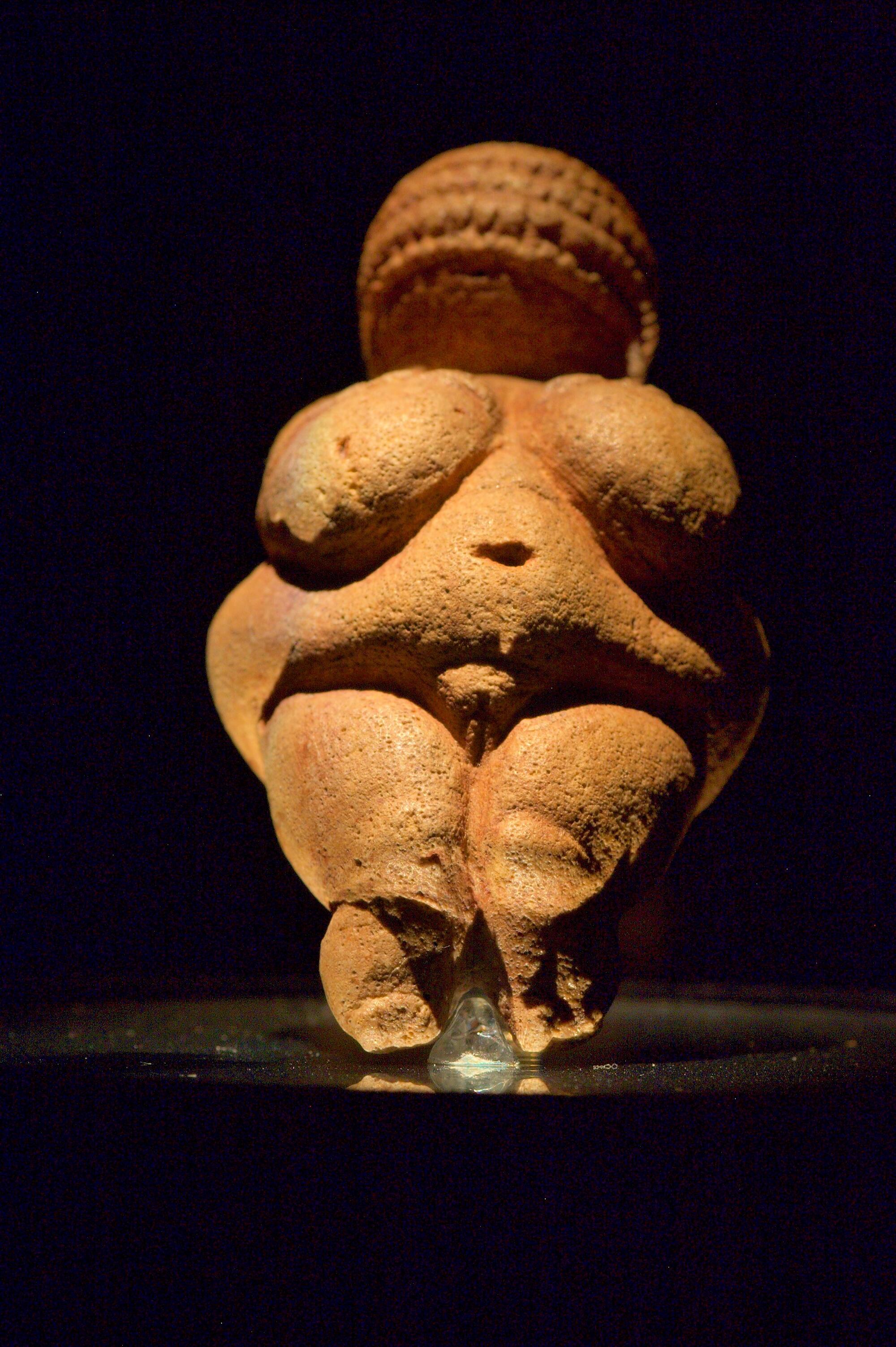 Preview of: Venus of Willendorf Petite statuette féminine aux formes arrondies
