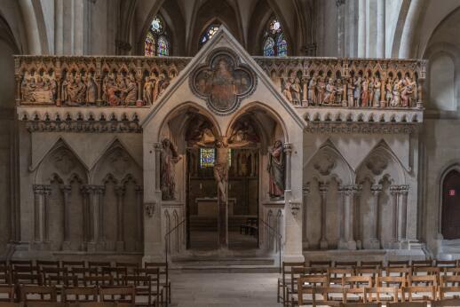 Vue intérieure d'une cathédrale gothique montrant un jubé sculpté orné de reliefs représentant des scènes de la Passion du Christ.