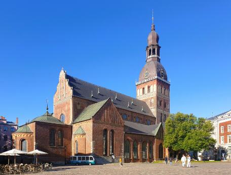 Vue extérieure de la cathédrale de Riga, avec son clocher et son architecture gothique en brique.