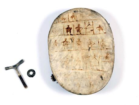 Objet ovale avec dessins figuratifs sur une surface claire