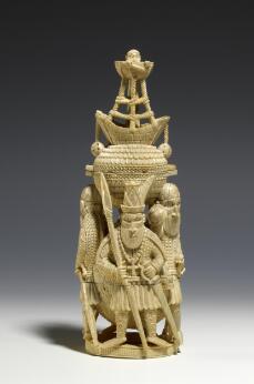 Petite sculpture en ivoire finement sculptée représentant des personnages portant un récipient surmonté d'un navire, dans un style médiéval nordique.