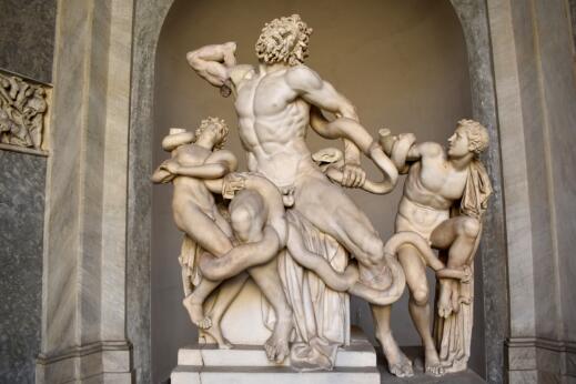 Groupe sculpté en marbre représentant le prêtre Laocoon et ses deux fils enlacés par des serpents, dans une composition dramatique mettant en valeur la tension des corps et l'expression de la souffrance.