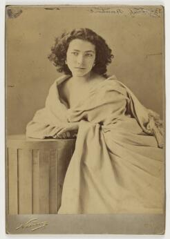 Portrait photographique d’une femme aux cheveux bouclés