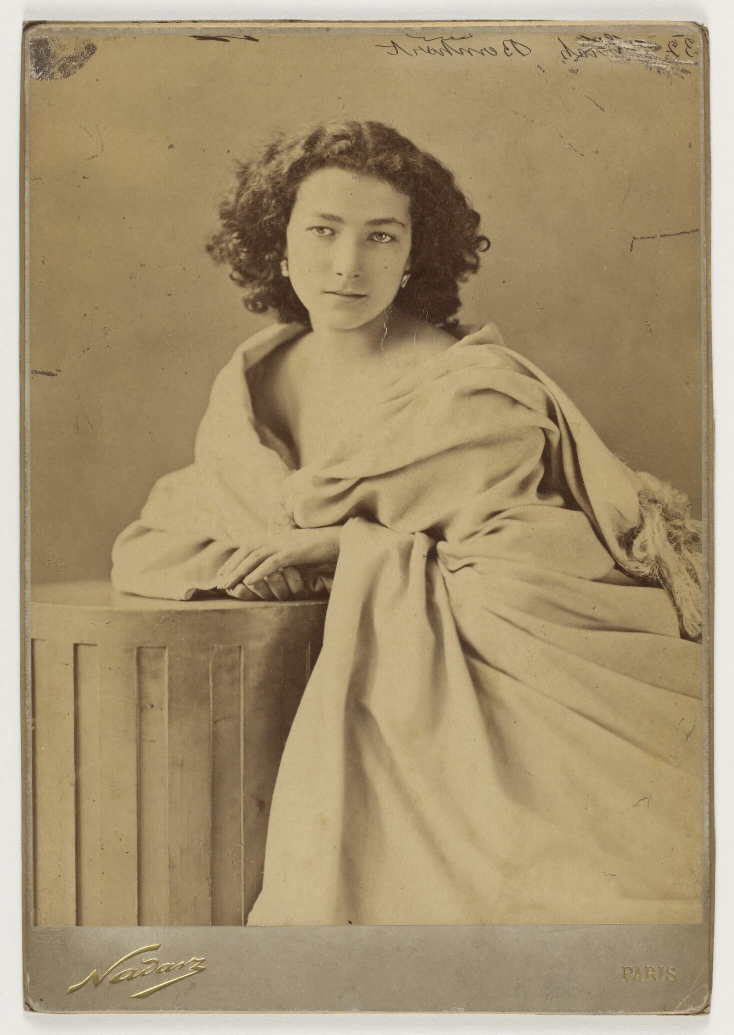Discover Sarah Bernhardt, drapée de blanc