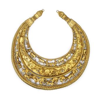 Pectoral en or finement ouvragé, orné de motifs d'animaux, de scènes figurées et de décors végétaux, attribué à l'art scythe.