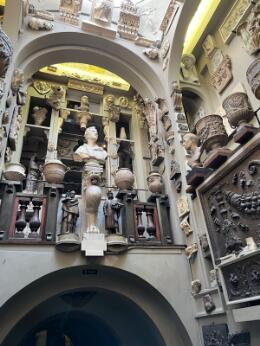 Vue intérieure d'une galerie de musée présentant une dense collection de sculptures, bustes, fragments architecturaux et éléments décoratifs antiques et renaissants.