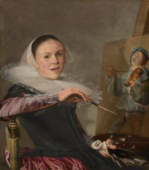Autoportrait représentant une peintre assise devant son chevalet, tenant un pinceau et une palette, avec une toile figurant un violoniste souriant.