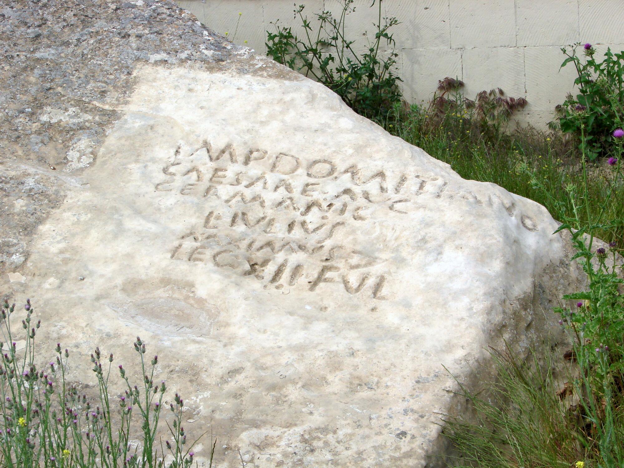 Preview of: Latin inscription Photographie représentant une inscription latine gravée sur un bloc de pierre.