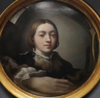 Peinture représentant un autoportrait d'un jeune homme vu dans un miroir convexe.