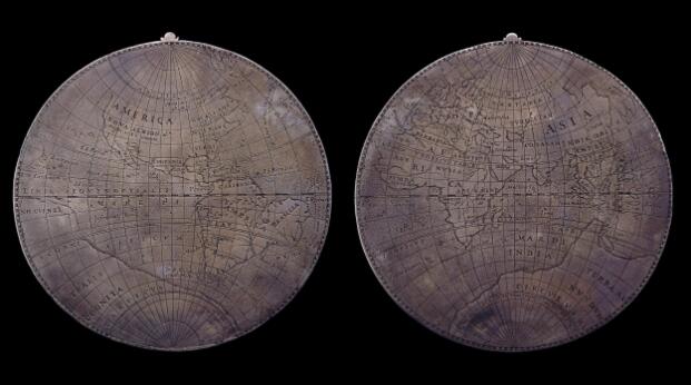 Reproduction de deux hémisphères d'une carte du monde gravés sur une médaille, représentant les continents connus avec un réseau de coordonnées géographiques.