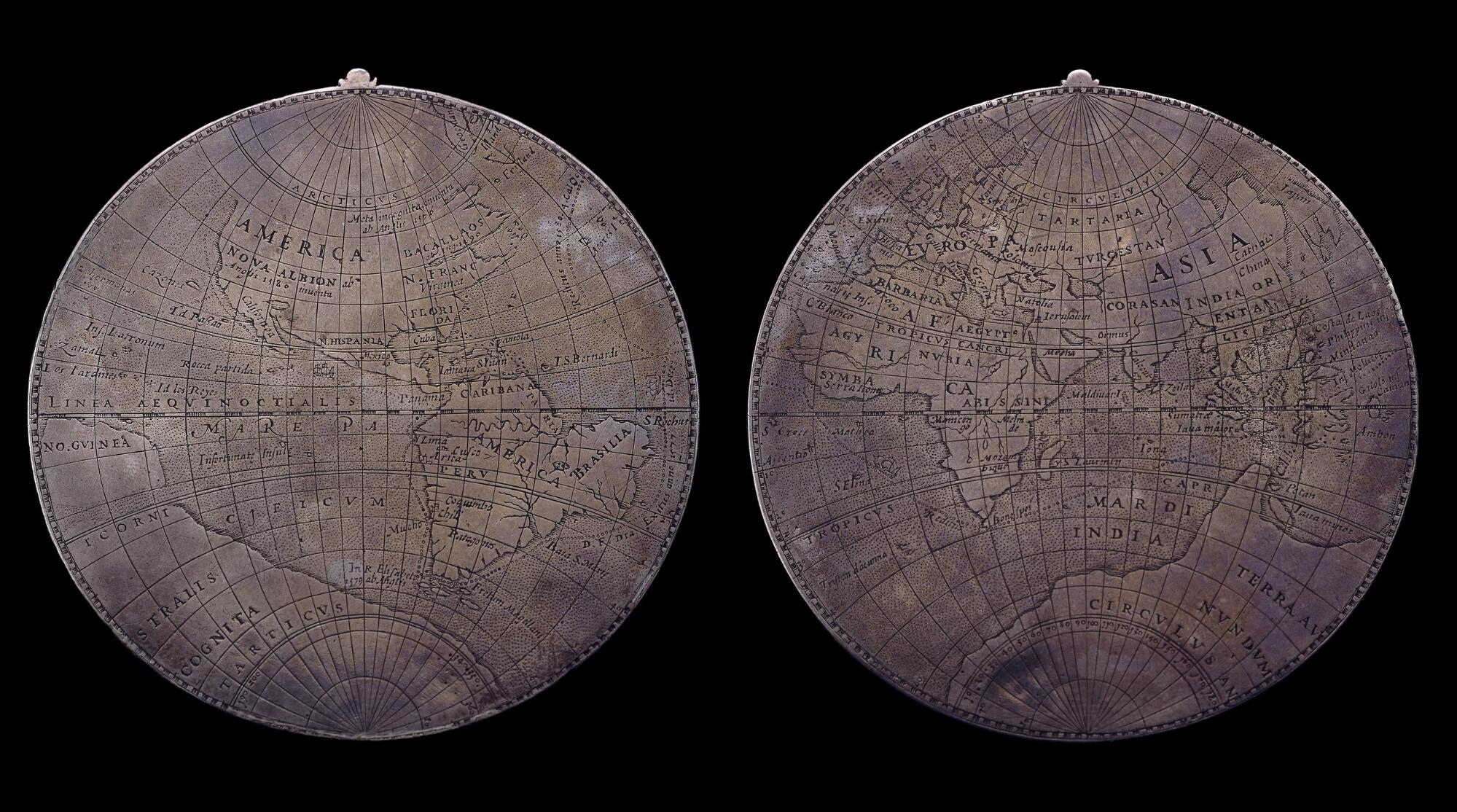 Preview of: Medal Reproduction de deux hémisphères d'une carte du monde gravés sur une médaille, représentant les continents connus avec un réseau de coordonnées géographiques.