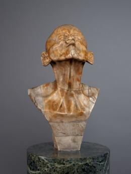 Sculpture en marbre représentant un buste masculin à la tête rejetée en arrière, aux traits volontairement déformés et au cou exagérément allongé.