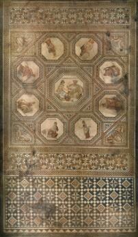 Mosaïque romaine composée de motifs géométriques et de médaillons figurés, organisée autour d'une scène centrale représentant des personnages de la tradition classique.